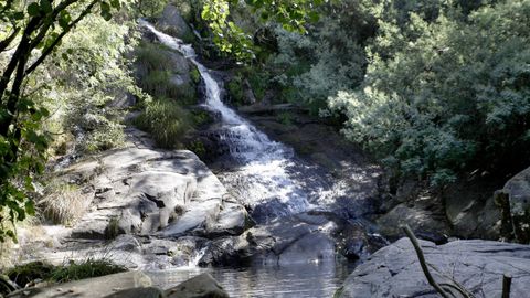 Dos de los saltos de agua son de gran tamaño. Este cae sobre las rocas, el otro tiene varios metros de caída libre