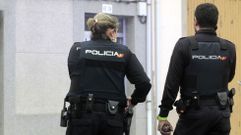 Dos polic�as nacionales en una calle de Monforte en una fotograf�a de archivo