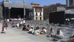 J�venes, haciendo cola horas antes del concierto de Pol Granch, en la plaza de Espa�a