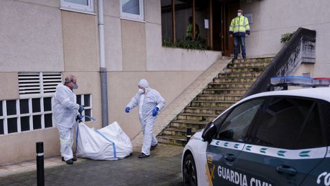 Operativo de limpieza y retirada del cad�ver del hombre con di�genes que apareci� muerto en un piso de Oleiros