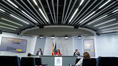 El vicepresidente del Gobierno, Pablo Igleisas, la portavoz, Mar�a Jes�s Montero, y el titular de Sanidad, Salvador Illa, durante la rueda de prensa tras el Cosnejo de Ministros.