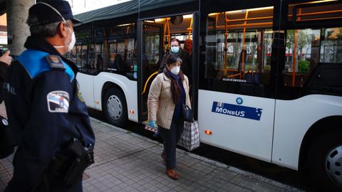 Polica Local y Nacional reparten mascarillas a los usuarios de los autobuses en Pontevedra