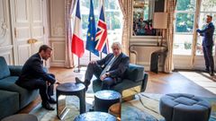 Johnson no dudo en ponerse c�modo durante su encuentro en el El�seo con Macron
