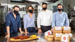 Diego N��ez, Paula V�zquez, Taky y Rub�n N��ez son los responsables de Pepa Ribs, una empresa coru�esa de comida a domicilio que por ahora comercializa costillas con salsa barbacoa