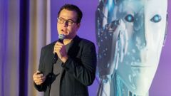 El jefe de Empresas de Medios y Entretenimiento para Youtube, Juan Pablo Robert, en una conferencia en Miami