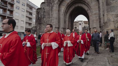 Varios sacerdotes acompaaron la procesin que arranc en la iglesia de la Veracruz