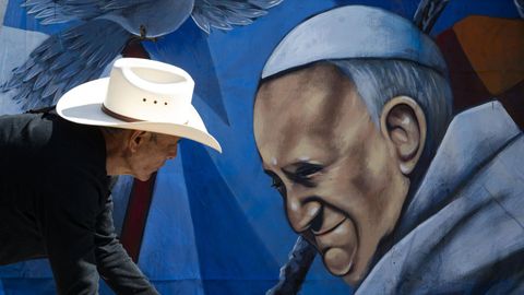 Un peregrino se inclina ante la figura del papa