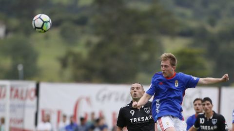 Edu Cortina disputa un baln ante Cervero en el Lealtad-Oviedo