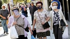 Mujeres con mascarillas en la zona peatonal de O Calvario de Vigo