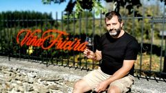 Carlos Fern�ndez, con una copa del verm� que se dispone a sacar al mercado 