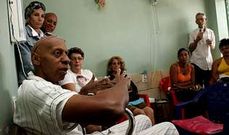 El disidente cubano Guillermo Fari�as, con un grupo de opositores al r�gimen castrista que lo visitaron ayer en su casa de Santa Clara