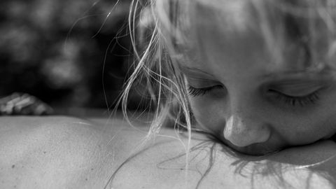 Fotograf�a cedida por la organizaci�n World Press Photo, que muestra la imagen captada por la fot�grafa Carla Kogelman, ganadora del primer premio de la categor�a �Long-Term Projects�. La foto muestra el ombligo de Hannah y Sonja en el pueblo de Merkenbrechts, Austria, el 8 de agosto del 2013. Hannah y Alena son dos hermanas que viven en Merkenbrechts, un pueblo bioenerg�tico de unos 170 habitantes en Waldviertel, una zona rural aislada de Austria, cerca de la frontera checa. 