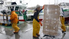 Tripulantes de un pincheiro de Celeiro cargan carnada antes de zarpar hacia Gran Sol (foto de archivo)