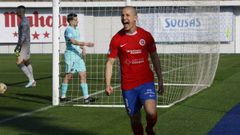 Rufo celebra su primer gol de la tarde, ante la desolaci�n de sus rivales