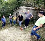 Bar�, a la izquierda, visit� ayer la zona con vecinos.