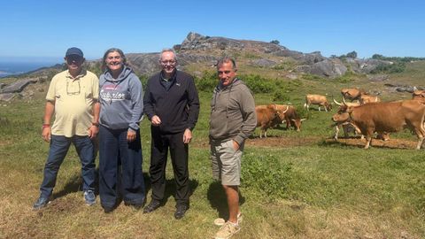 Jos� Balseiros y representantes de la comunidad de montes de Vincios durante la reuni�n celebrada para abordar el futuro proyecto de pastoreo.