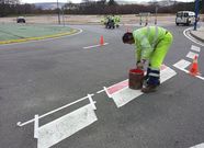 <span lang= es-es >Castroverde, lugar piloto</span>. Gracias al apoyo de la Diputaci�n de Lugo este sistema se aplic� en una rotonda del pol�gono industrial de Castroverde, donde se hizo la colocaci�n y el pintado oportuno.