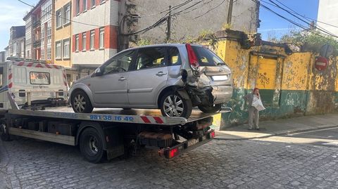 La gr�a traslad� el turismo que fue embestido, en las proximidades de la intersecci�n de la calle de la Tierra con Doutor Fleming.