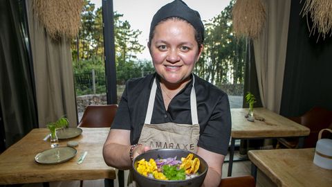 Karla S�nchez, chef de Amaraxe, posa con el ceviche de xarda.