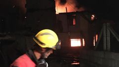 Uno de los bomberos del GES de Mugardos, en el incendio de viviendas de A Veiga de Cascall�, en el sur del municipio orensano de Rubi�