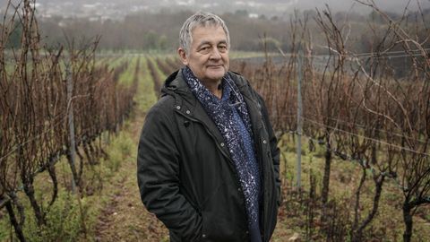 Pepe Lamas, entre vi�edos, en Castrelo do Val