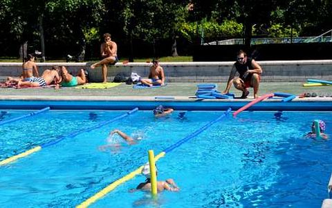 Cuarenta menores disfrutan este mes del programa de natacin de las piscinas de Milladoiro y Bertamirns. 