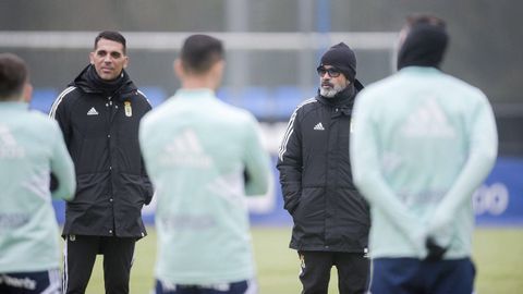 Roberto Perera y lvaro Cervera charlan con sus jugadores en El Requexn