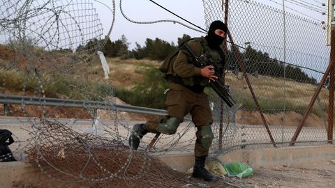 Un militar israelí impide que un palestino cruce en Hebrón