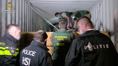 La Guardia Civil desmantel� en el 2019 la organizaci�n europea m�s fuerte del momento enviando desde Am�rica Latina contenedores (como el de la imagen) con coca. Utilizaban, entre otros, el puerto de Mar�n, y pretend�an abrirse paso en los muelles de Vigo colando bolsas.