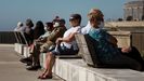 Imagen de archivo de varias personas en el paseo marítimo de A Coruña. 