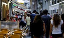 Varios transe�ntes pasan entre las terrazas de los establecimientos de la calle de la Franja. 