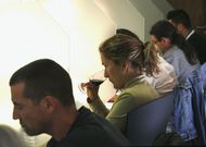 Un momento de la cata que realizaron ayer los sumilleres de Gallaecia en el Centro do Vi�o