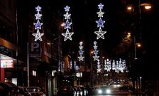 En Lal�n, en la imagen en el 2011, continuar� instal�ndose iluminaci�n navide�a en las calles.