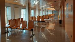 Las salas de espera de la segunda planta del centro de salud, vac�as este martes a las doce y media de la ma�ana porque todas las consultas de ese piso estaban cerradas