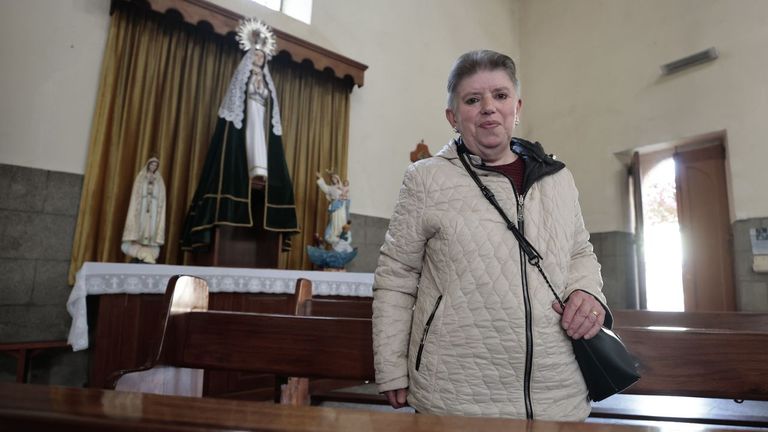 Modesta Ben, en la iglesia ante la imagen de la Virgen