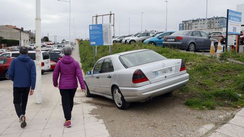Coches estacionados en el entorno del Chuac, en la zona de Eir�s