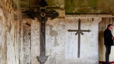 Dos cruces, dentro del monasterio de Bergondo.