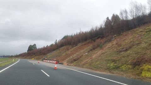 Terrapl�n de tierra que se estuvo reparando en la A-54 en Lugo