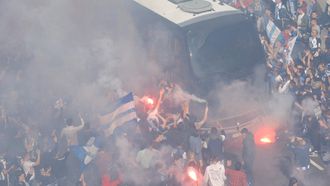 La afici�n del Deportivo recibe al autob�s del equipo en el 2019.