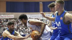 Felipe dos Anjos, rodeado por tres jugadores del Estudiantes