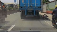 El casco salva la vida de un motorista al que un cami�n le aplasta la cabeza