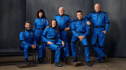  Fotograf�a cedida por Blue Origin del empresario espa�ol Alberto Guti�rrez (2-d) posando junto a el inversor y desarrollador inmobiliario, Alain Fern�ndez (i); la obstetra ginec�loga jubilada, Linda Edwards (2-i); la directora de Operaciones de Lanzamiento de New Shepard, Laura Stiles (3-i); el piloto de helic�ptero y avi�n, Tim Drexler (c); y el expiloto militar, Jim Hendren (d). Guti�rrez form� parte de la tripulaci�n de seis personas de la misi�n NS-38 de Blue Origin, que despeg� y aterriz� con �xito desde el sitio de lanzamiento de la compa��a de Jeff Bezos en Texas. EFE/ Blue Origin 