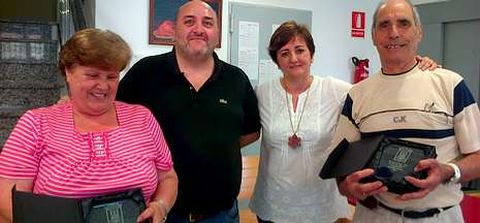El alcalde de Ares, la edila de Servizos Sociais y una de las parejas ganadoras del torneo de tute. 