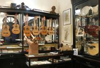 Josefa lleva m�s de 45 a�os trabajando en la tienda de instrumentos musicales.