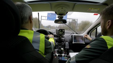 Imagen de uno de los radares mviles de la Guardia Civil de Trfico de Galicia instalado en un coche patrulla.