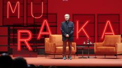 Murakami confes en el teatro Jovellanos que quiz el hecho de que sus padres fuesen profesores de literatura japonesa alent su amor por los grandes novelistas de Occidente, porque quera estar lo ms lejos posible de lo que ellos hacan.