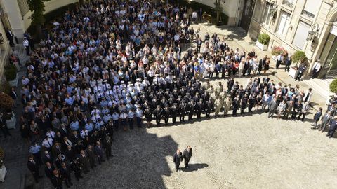 El presidente Fraois Hollande (derecha) y el ministro de Interior francs, Bernard Cazaneuve (izquierda) en el minuto de silencio celebrado en Pars por las vcitmas de Niza