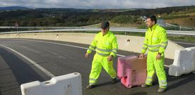Dos trabajadores retiran los obst�culos que cerraban el paso en la salida del corredor al alto de Oural. 