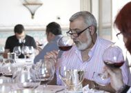 Miembros del panel de cata en uno de los concursos anuales del consejo regulador. 