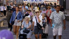 Turistas desembarcando de un crucero en A Coru�a.